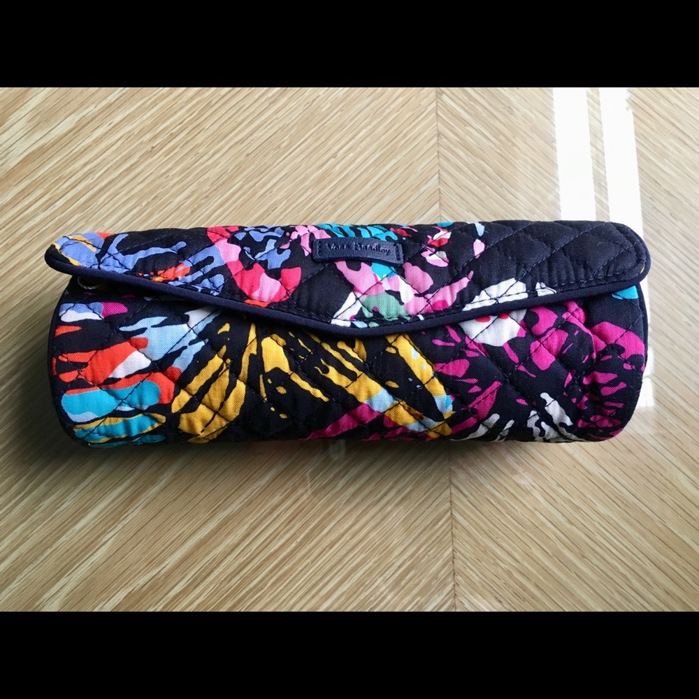 Vera Bradley Iconic On a Roll Case